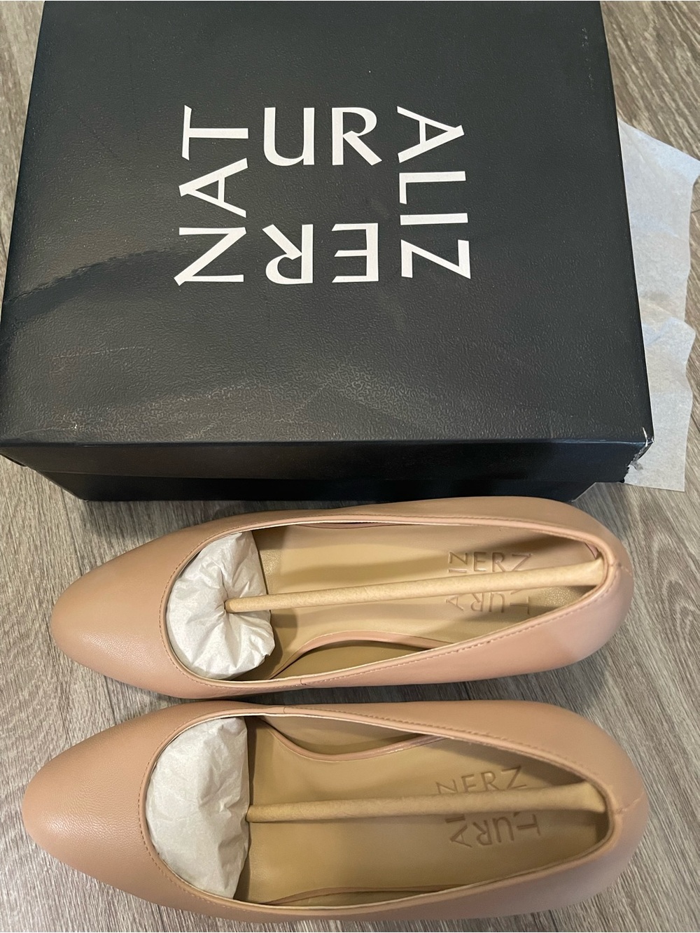 Naturalizer Blush Leather round-Toe pumps